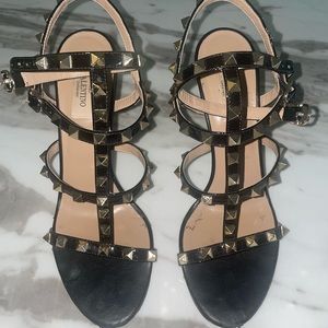 ROCKSTUD CALFSKIN ANKLE STRAP SANDAL 100 MM